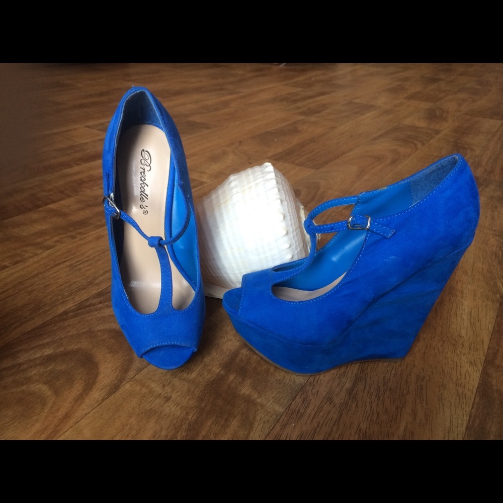 ❤️❤️Breckelle’s Blue Faux Suede Platform Wedge 6.5